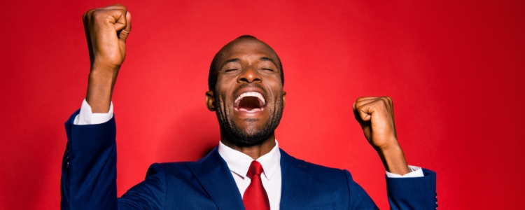 HOMEM COMEMORANDO COMO GANHAR UMA RENDA EXTRA